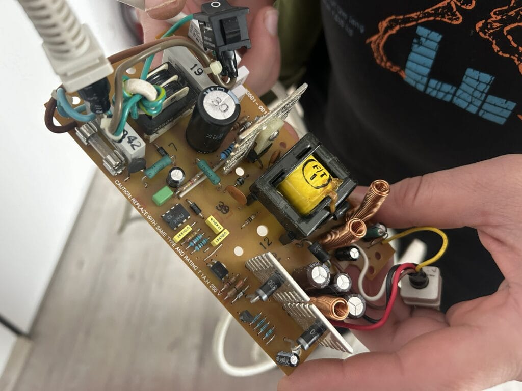 Wnętrze zasilacza Amigi 1200 podczas prac w ND-Elektronik