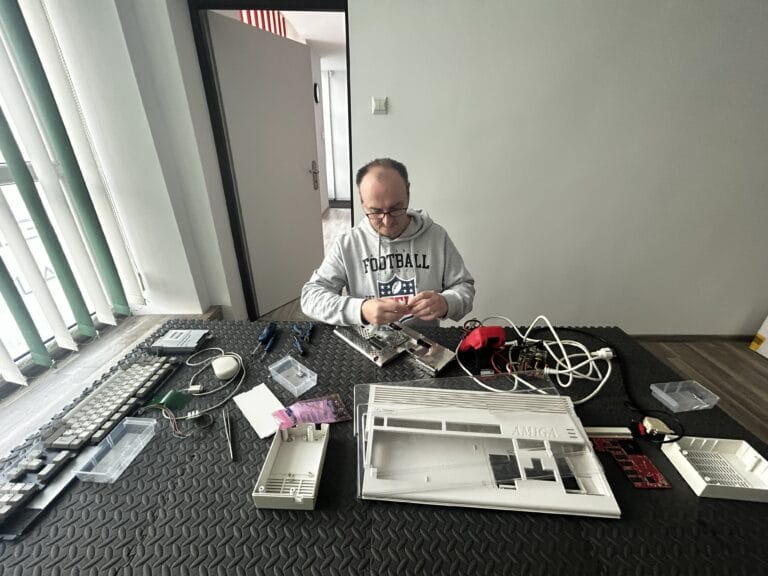 Amiga 1200 rozłożona na stole serwisowym w ND-Elektronik